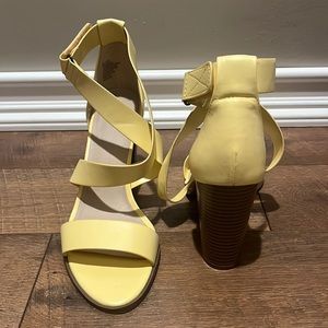 Vera Wang pastel yellow heels size 10